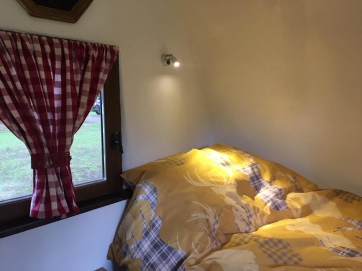 Charming 2-Bed Cabin In Domfront-En-Poiraie Perrou Buitenkant foto